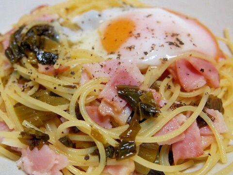 高菜とベーコンのパスタ温玉のっけ